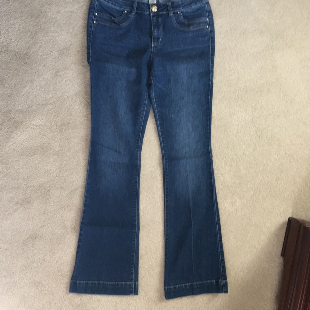 Cache jeans.